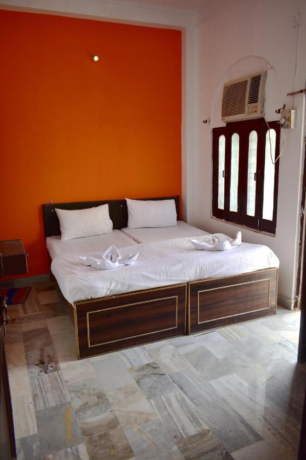 Guest house Sandhya Near Ganga River *